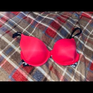 Victoria’s Secret/ pink bra